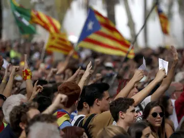 Cientos de personas se concentran frente al Palacio de Justicia de Barcelona, sede del TSJC Cientos de personas se concentran frente al Palacio de Justicia de Barcelona, sede del TSJC