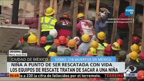 Equipos de emergencia luchan por rescatar a una niña atrapada entre los escombros de una escuela Equipos de emergencia luchan por rescatar a una niña atrapada entre los escombros de una escuela