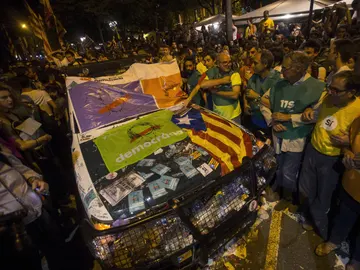 Un coche de la Guardia Civil destrozada frente a la Consellería de Economía Un coche de la Guardia Civil destrozada frente a la Consellería de Economía
