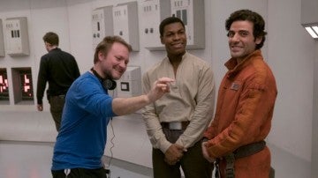 Rian Johnson, director de la película, junto a John Boyega y Oscar Isaac
