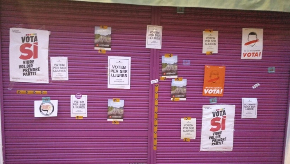 Los carteles en el cierre del comercio de los padres de Rivera