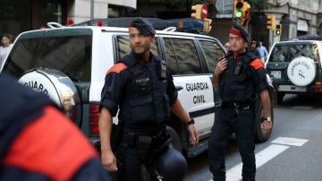 Mossos d'Esquadra escoltan a los vehículos de la Guardia Civil