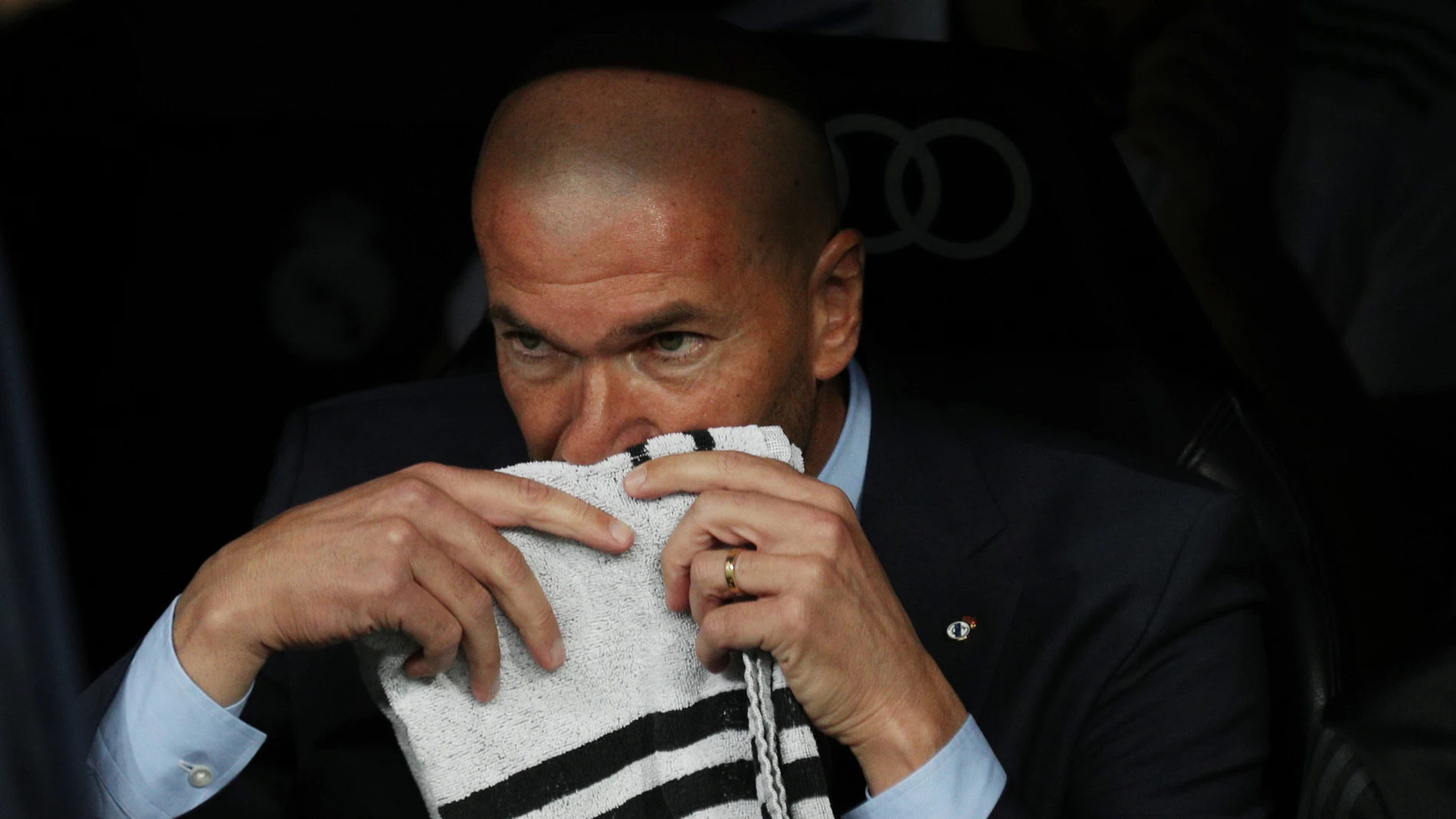 Zidane, en el banquillo durante el Real Madrid - Betis Zidane, en el banquillo durante el Real Madrid - Betis