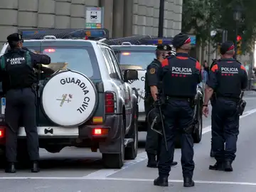 Mossos d'esquadra escoltan a los vehículos de la Guardia Civil Mossos d'esquadra escoltan a los vehículos de la Guardia Civil