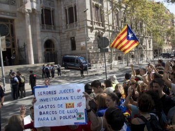 Centenares de personas, convocadas por ANC y Òmnium, se concentran ante el Tribunal Superior de Justicia de Cataluña