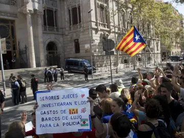 Centenares de personas, convocadas por ANC y Òmnium, se concentran ante el Tribunal Superior de Justicia de Cataluña Centenares de personas, convocadas por ANC y Òmnium, se concentran ante el Tribunal Superior de Justicia de Cataluña