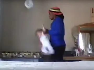 La niñera arrojando a la niña a la cuna La niñera arrojando a la niña a la cuna