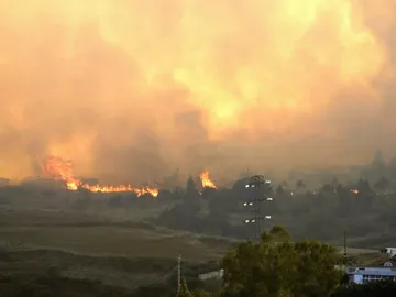 Las llamas avanzan sin control en Gran Canaria Las llamas avanzan sin control en Gran Canaria