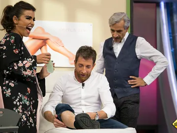 Mónica Cruz hace sufrir a Pablo Motos en 'El Hormiguero 3.0' depilándole las piernas con cera Mónica Cruz hace sufrir a Pablo Motos en 'El Hormiguero 3.0' depilándole las piernas con cera
