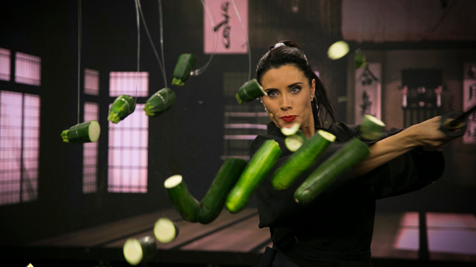 Pilar Rubio, toda una samur&aacute;i manejando a la perfecci&oacute;n una catana