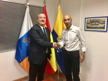 Ayesterán estrecha la mano de Ramírez Ayesterán estrecha la mano de Ramírez