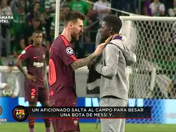 Un aficionado del Sporting salta al campo para besar las botas de Messi... y el estadio estalla: "¡Cristiano Ronaldo!" Un aficionado del Sporting salta al campo para besar las botas de Messi... y el estadio estalla: "¡Cristiano Ronaldo!"