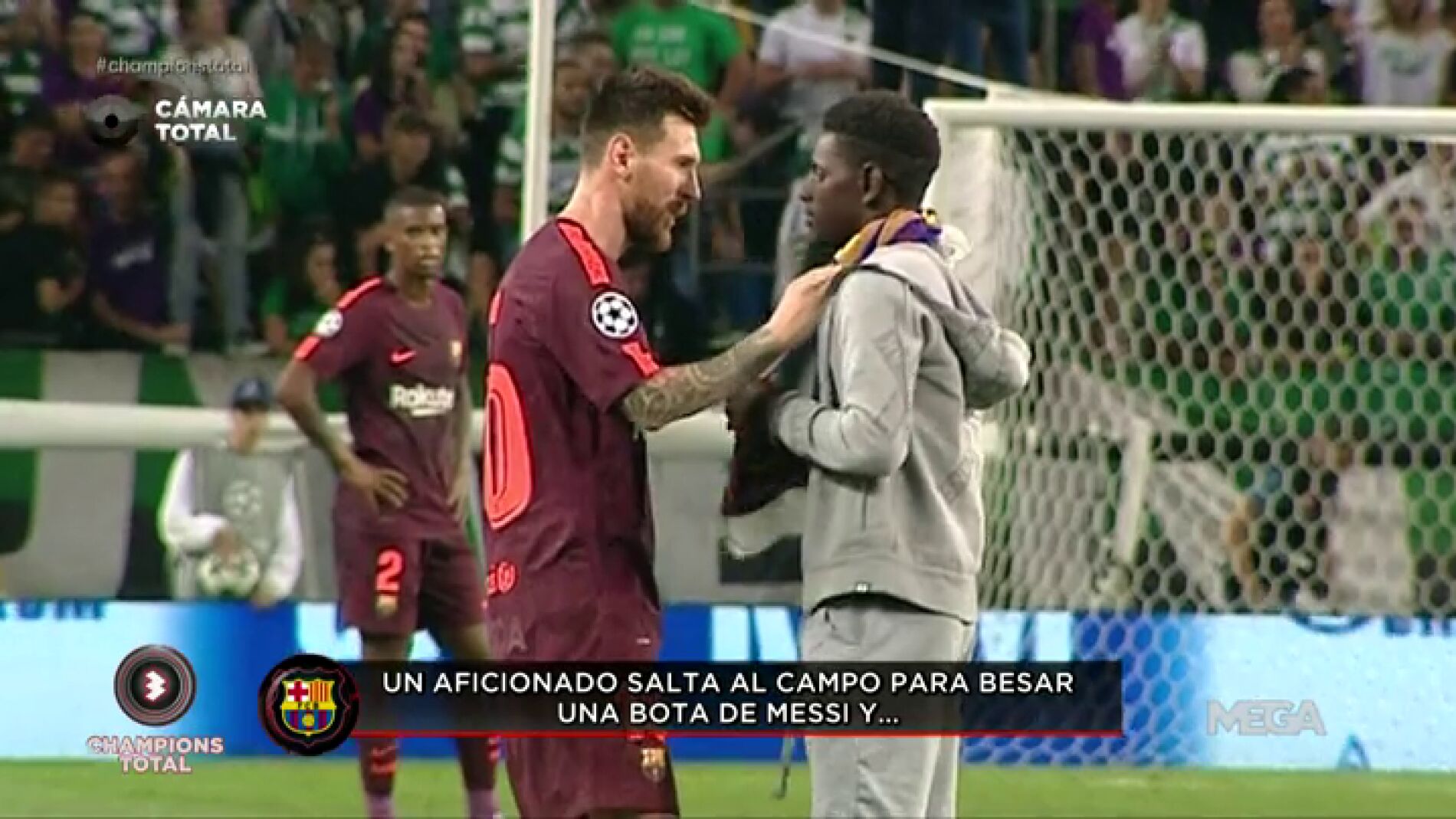 Un aficionado del Sporting salta al campo para besar las botas de Messi... y el estadio estalla: "&iexcl;Cristiano Ronaldo!"
