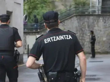 Dos agentes de la Ertzaintza Dos agentes de la Ertzaintza