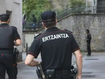 Dos agentes de la Ertzaintza Dos agentes de la Ertzaintza