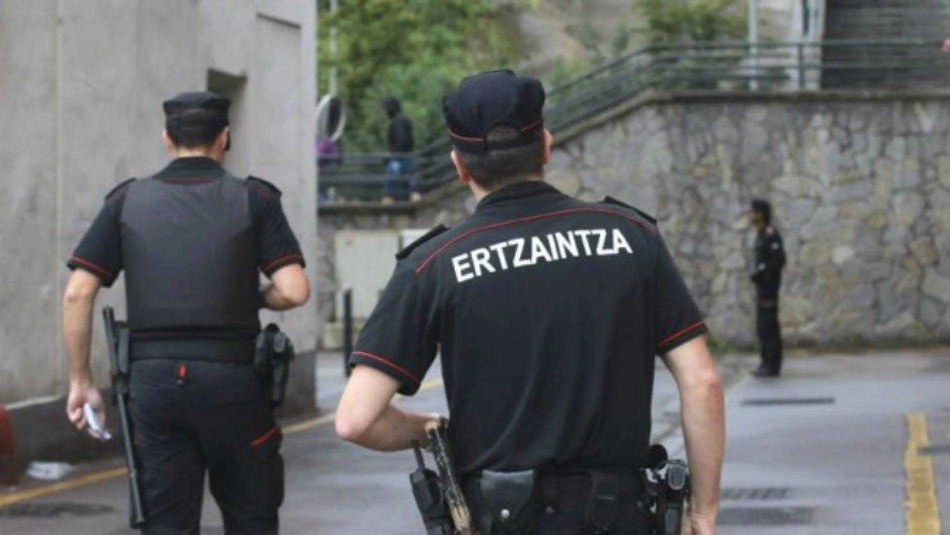 Dos agentes de la Ertzaintza Dos agentes de la Ertzaintza
