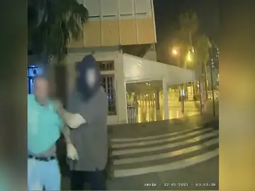 Atraca a un hombre con un gran cuchillo y un calzoncillo a modo de antifaz Atraca a un hombre con un gran cuchillo y un calzoncillo a modo de antifaz