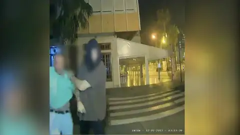 Atraca a un hombre con un gran cuchillo y un calzoncillo a modo de antifaz Atraca a un hombre con un gran cuchillo y un calzoncillo a modo de antifaz