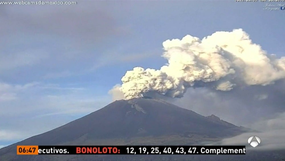El volcán Popocatépetl comienza a escupir fragmentos incandescentes en México