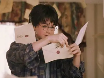 Harry Potter con su carta de Hogwarts Harry Potter con su carta de Hogwarts