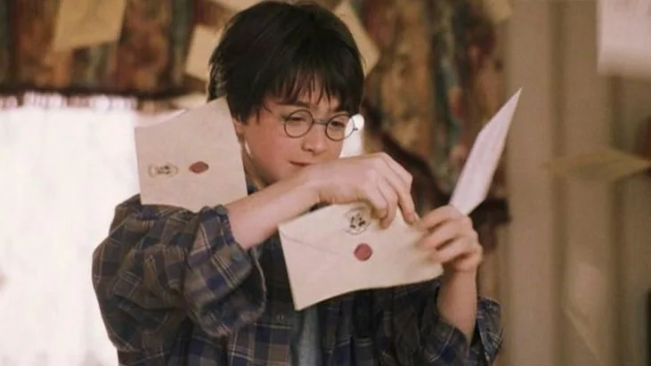 Harry Potter con su carta de Hogwarts Harry Potter con su carta de Hogwarts