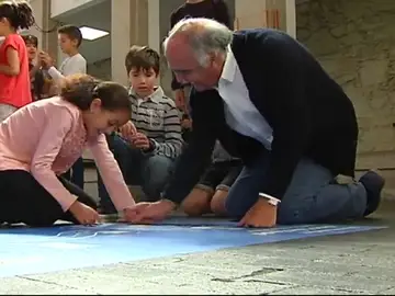 Varios abuelos se convierten en alumnos por un día para enseñar rutinas saludables a los niños Varios abuelos se convierten en alumnos por un día para enseñar rutinas saludables a los niños