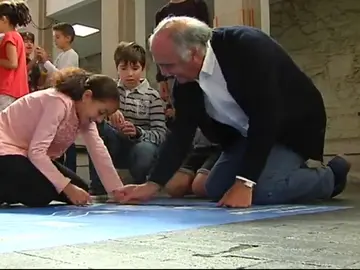 Varios abuelos se convierten en alumnos por un día para enseñar rutinas saludables a los niños Varios abuelos se convierten en alumnos por un día para enseñar rutinas saludables a los niños