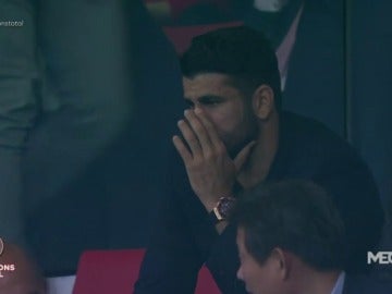 La reacción de Diego Costa en la grada del Metropolitano tras el gol de Batshuayi en el minuto 93