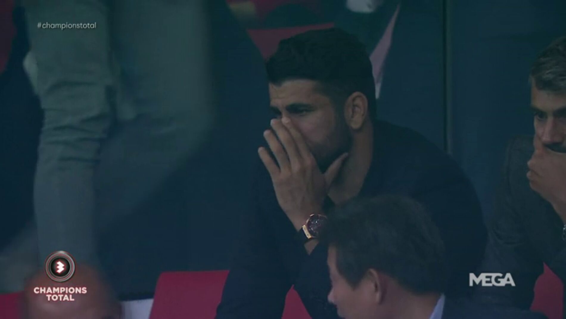 La reacci&oacute;n de Diego Costa en la grada del Metropolitano tras el gol de Batshuayi en el minuto 93