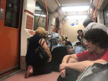 Los pasajeros se agachan dentro del vagón de metro