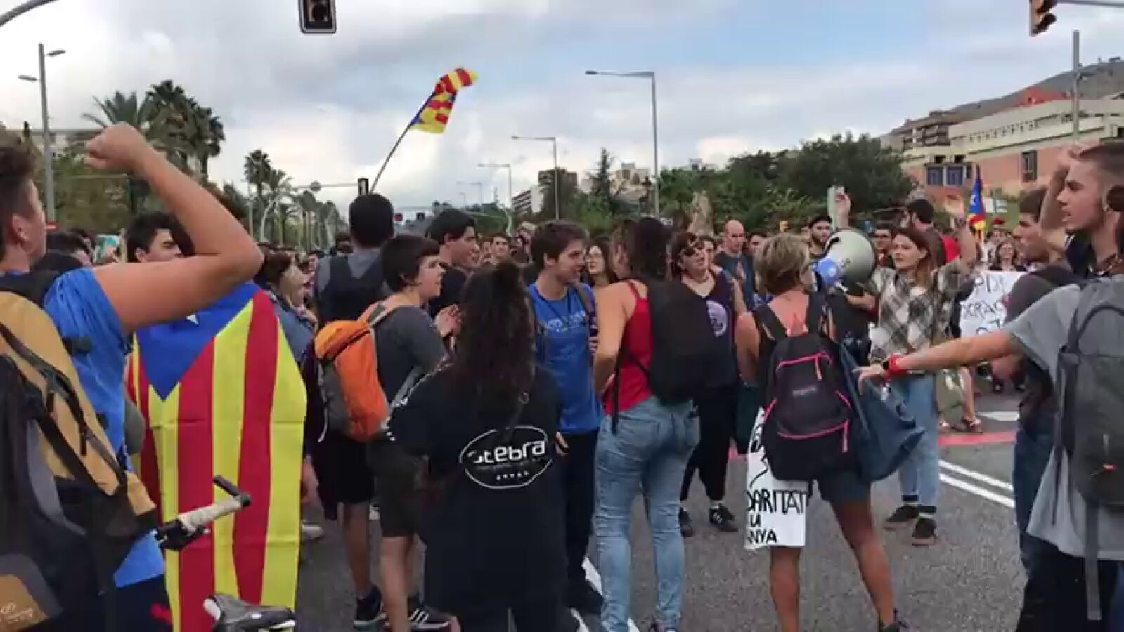 Estudiantes de institutos y universidades se manifiestan en Cataluña a favor del 1-O