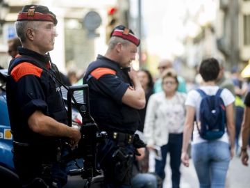 Una unidad de los Mossos d'Esquadra por las calles del centro de Barcelona