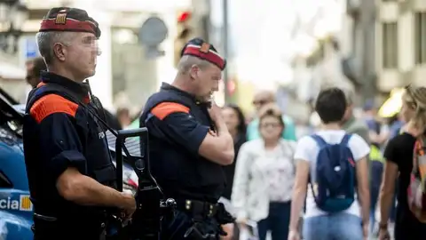 Una unidad de los Mossos d'Esquadra por las calles del centro de Barcelona Una unidad de los Mossos d'Esquadra por las calles del centro de Barcelona