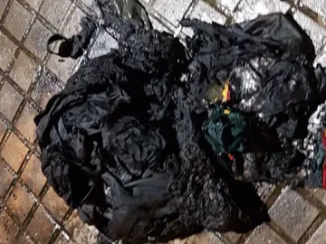 Ropa quemada lanzada al cuartel de la Guardia Civil Ropa quemada lanzada al cuartel de la Guardia Civil