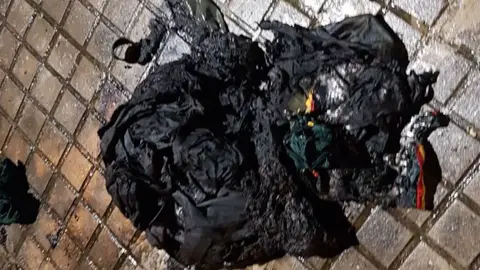 Ropa quemada lanzada al cuartel de la Guardia Civil Ropa quemada lanzada al cuartel de la Guardia Civil