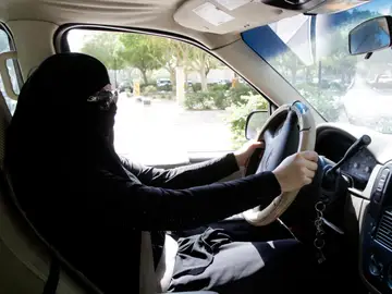 Una mujer de Arabia Saudí conduciendo Una mujer de Arabia Saudí conduciendo