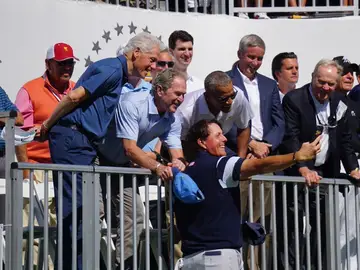 Bush, Obama y Clinton ven golf juntos Bush, Obama y Clinton ven golf juntos