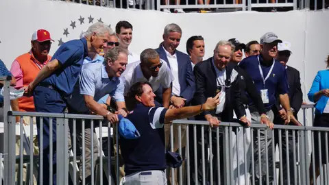 Bush, Obama y Clinton ven golf juntos Bush, Obama y Clinton ven golf juntos