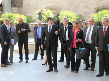 El presidente de la Generalitat, Carles Puigdemont (c), acompañado por el conseller de Asuntos Exteriores, Raül Romeva (i) y del director general del Diplocat, Albert Royo (2i) El presidente de la Generalitat, Carles Puigdemont (c), acompañado por el conseller de Asuntos Exteriores, Raül Romeva (i) y del director general del Diplocat, Albert Royo (2i)