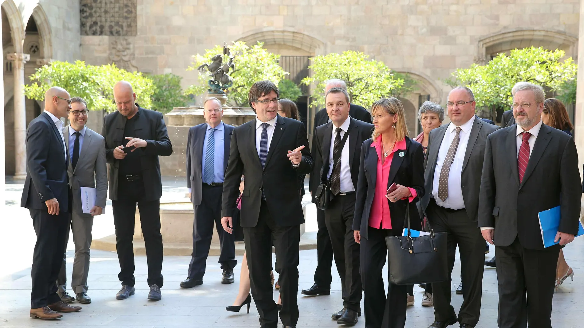 El presidente de la Generalitat, Carles Puigdemont (c), acompañado por el conseller de Asuntos Exteriores, Raül Romeva (i) y del director general del Diplocat, Albert Royo (2i) El presidente de la Generalitat, Carles Puigdemont (c), acompañado por el conseller de Asuntos Exteriores, Raül Romeva (i) y del director general del Diplocat, Albert Royo (2i)