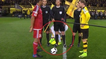 La rara manía del portero del Dortmund