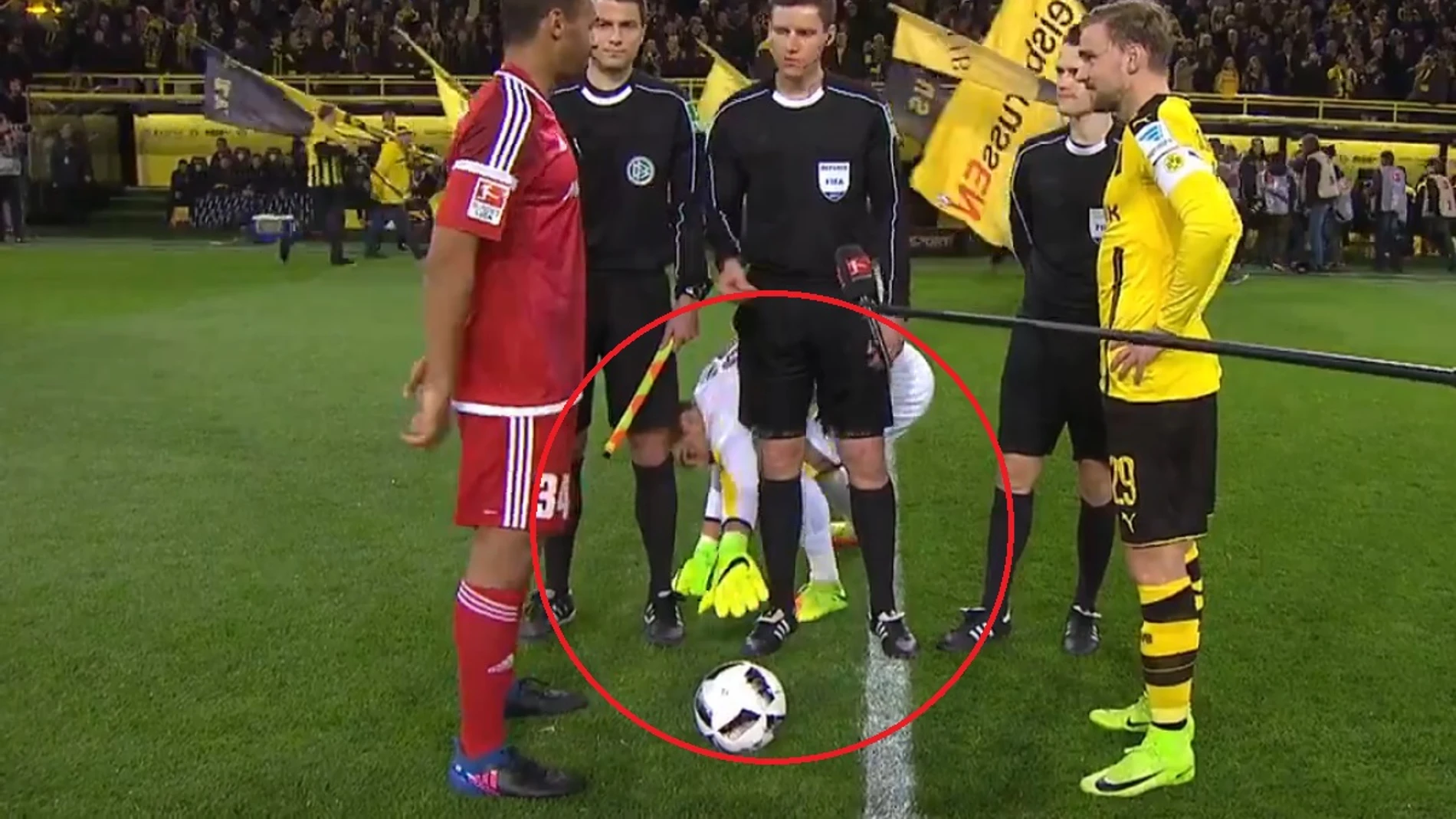 La rara manía del portero del Dortmund La rara manía del portero del Dortmund