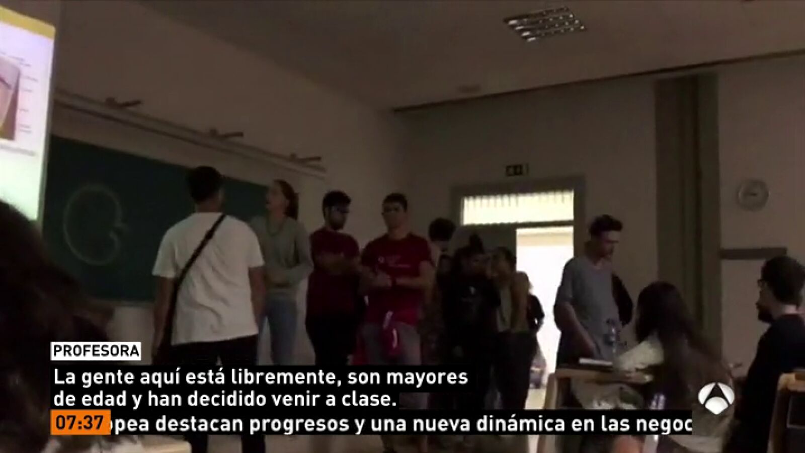 Un grupo de estudiantes irrumpe en una clase para leer un manifiesto a favor del referéndum y la profesora se enfrenta a ellos