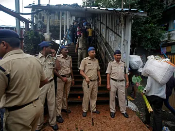 Policía en la estación de tren de India Policía en la estación de tren de India