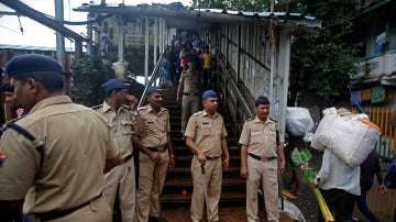 Policía en la estación de tren de India