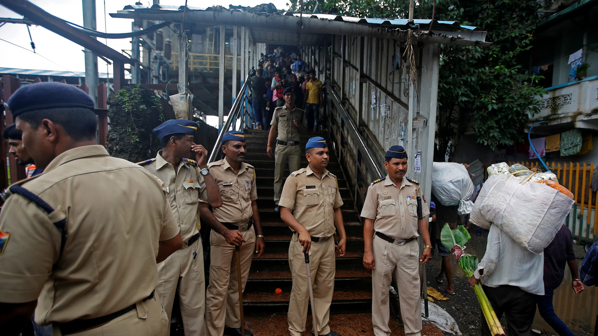 Policía en la estación de tren de India Policía en la estación de tren de India