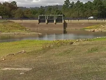 Embalse de Cachamuiña (Ourense) Embalse de Cachamuiña (Ourense)