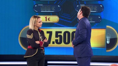 Chenoa, presidenta del jurado de 'Tu cara me suena' asegurando su premio para una ONG.