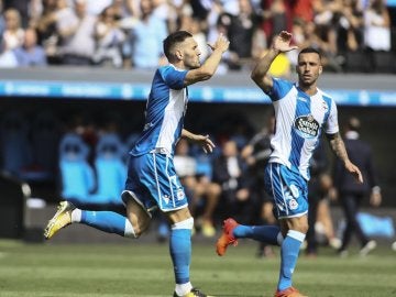 Lucas Pérez celebra uno de los goles del Deportivo