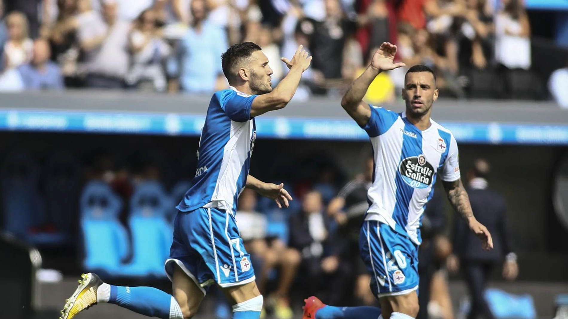 Lucas Pérez celebra uno de los goles del Deportivo Lucas Pérez celebra uno de los goles del Deportivo